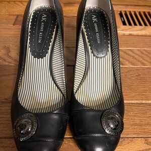 Anne Klein Black Leather Round-Toe Heels with Logo Medallion